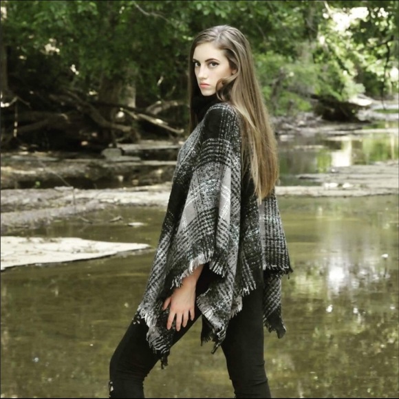 Turtleneck poncho - Picture 4 of 6